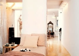 WARSZAWA MIESZKANIE OLI - FOTOGRAFA I AUTORKI SCENOGRAFII, KOSTIUMOW N/Z SYPIALNIA STYLIZACJA KATARZYNA ZIELINSKA FOT. ALEKSANDRA LASKA