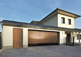 Najpopularniejsze są obecnie bramy segmentowe, które nie wymagają pozostawiania miejsca na podjeździe.