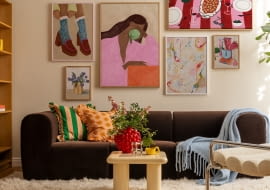 Wieloelementowa kolekcja obrazów w tej aranżacji tworzy spójną całość dzięki zbliżonej kolorystyce i klimatowi vintage. Zarówno na płótnach, jak i w całym salonie wyczuwalna jest swobodna, radosna energia.