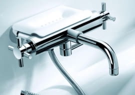 Bateria dwuuchwytowa wciąż dobrze sprawdza się jako bateria wannowa, gdyż zapewnia duży wypływ wody