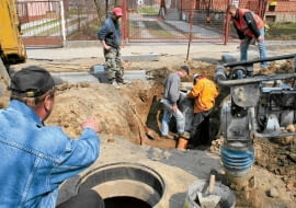 m24.04.2006 LOMZA ROBOTY BUDOWLANE NA ULICY MICKIEWICZA KANALIZACJA MIEJSKA FOT. JACEK BABIEL / AGENCJA GAZETA