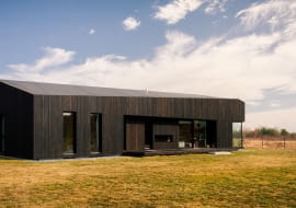 dom na łące, dom jak stara chata, nowoczesny dom