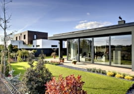 Rzadko bywa tak, że inwestorzy mogą wedle swojego uznania wznosić dom parterowy lub piętrowy