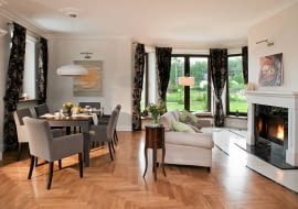 salon z kominkiem, aranżacja wnętrz, białe wnętrza