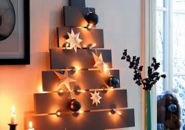 "Choinka" z desek będzie bardziej efektowna, jeśli pomalujemy ją farbami akrylowymi na wybrany kolor pasujący do wystroju wnętrza.