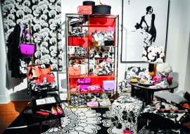 Biało-czarne desenie zaprojektowane przez Florence Broadhurst wykorzystała w swojej kolekcji amerykańska projektantka mody Kate Spade.