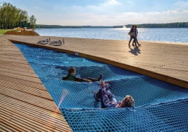 Plac zabaw w Tychach nad jeziorem Paprocany