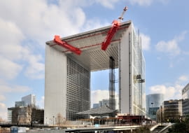 Grande Arche w dzielnicy La Defense w Paryżu w trakcie remontu