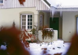 DOM ZIMA ZWISAJACE SOPLE FOT. ANDRZEJ SZCZEPANSKI PUBLIKACJA LADNY DOM NR 4 (66) - 4.2004