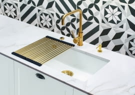 Montaż zlewu bez widocznych krawędzi zapewnia czystość i wygodę w kuchni.