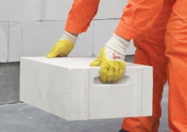 Beton komórkowy dostępny jest głównie w postaci bloczków mających zamki umożliwiające łączenie na pióro i wpust oraz uchwyty ułatwiające przenoszenie