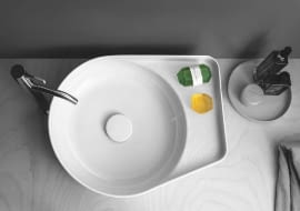 Laufen Val/LAUFEN. Umywalka nablatowa z SaphirKeramik, materiału ceramicznego zapewniającego swobodę w projektowaniu produktów o nietypowych kształtach; wymiary: 50 x 40 cm średnicy. Cena (netto): 2000 zł, www.laufen.pl