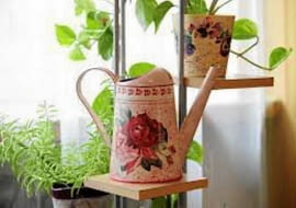 Ze zwykłej metalowej konewki z IKEA można zrobić prawdziwe cudo. Wiedzą o tym ci, którzy wykonują swoje prace techniką decoupage'u - w galerii prezentujemy wybrane prace. Za tydzień krótki kurs krok po kroku: Ozdabiamy konewkę techniką decoupage. <BR /> Dekoracje. Róże, artpasje.pl