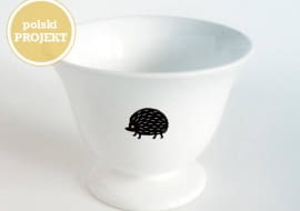 Filiżanka marki Czaszka, ozdobiona zabawnym motywem jeża.