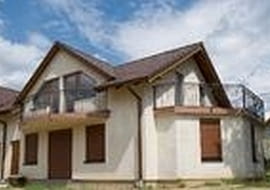 Budowa domu na trudnym terenie. Solidne ściany to podstawa