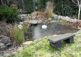 Sztuczny przerębel Trio Hydroogród sprawia, że fragment oczka wodnego jest wolny od lodu