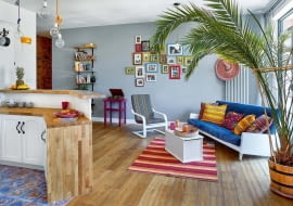 Fotel ma nowe obicie - kolorową pasiastą tkaninę właściciele przywieźli aż z Meksyku. Galeria zdjęć z podróży została ujęta w ramki w równie żywych barwach.