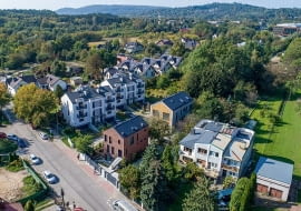 Dom z Jabłonią oraz jego „siostra” Mikrokamienica udowadniają, że niewielka działka, intensywna zabudowa miejska czy też istniejący drzewostan, nie są przeszkodą w kreowaniu atrakcyjnej i funkcjonalnej architektury.