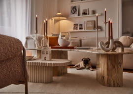 Jeśli zdecydujesz się na ustawienie na stoliku różnych świeczników, zadbaj o to, by pasowały do siebie kolorystycznie. Dobrze też, gdy wszystkie świeczki będą w tej samej barwie.