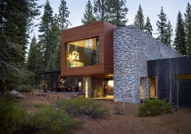 Prywatny domek jest częścią ekskluzywnej społeczności narciarskiej i golfowej Martis Camp, położonej wysoko w górach otaczających jezioro Tahoe