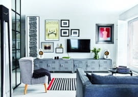 WŚRÓD WIELU OBRAZÓW, które od lat zbiera właścicielka (na ścianie m.in. prace Jerzego Nowosielskiego, Franciszka Starowieyskiego i fotografie Barta Pogody), jest też dzieło projektantki: oprawiony w ramy wąski skrawek tapety z motywem gazet (po lewej). - W moim mieszkaniu wszędzie piętrzą się sterty czasopism. Mam do tej tapety stosunek emocjonalny - śmieje się Paulina. Metalowe szafki pod telewizorem są z BM Housing, fotel z CustomForm, stolik kawowy przyjechał z Berlina.