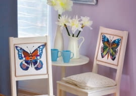 WNETRZA , DEKORACJE Z PAPIERU - ODNOWIENIE ZNISZCZONYCH MEBLI - KRZESEL STYLIZACJA KINGA KOLARY - SKOMRO FOT. RADOSLAW WOJNAR PUBLIKACJA CZTERY KATY NR 12 (218) - 12 2009 SLOWA KLUCZOWE: WNETRZE DEKORACJA KONSERWACJA - RENOWACJA MEBEL