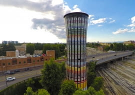 Torre Arcobaleno - tęczowa wieża w Mediolanie obłożona ceramiczną mozaiką