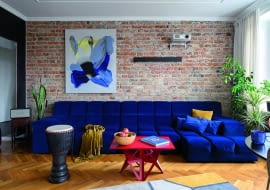 W mieszkaniu nie mogło zabraknąć sztuki. Obraz nad kanapą w salonie to dzieło młodej artystki Doroty Pawiłowskiej – jej abstrakcyjna, ekspresjonistyczna wizja zachwyciła domowników.