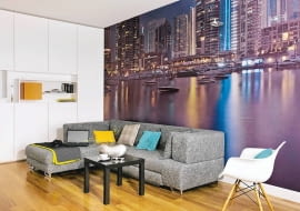 Wnętrza są barwne i wesołe, takie jak Michał, 20-letni gospodarz. Za jakiś czas wystarczy zmienić tapety lub przemalować lazurową ścianę w kuchni i mieszkanie dorośnie, stanie się spokojniejsze i bardziej eleganckie. <BR /> MIESZKANIE. Pomarańczowe fronty szafek nawiązują do kolorów świateł na zdobiącej całą ścianę fototapecie z widokiem miasta nocą.