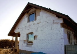 Dzięki bardzo grubej warstwie ocieplenia współczynnik U ścian będzie sporo niższy niż nakazują przepisy