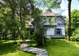 Dom po remoncie. Widok na wschodnią elewację z nowym balkonem