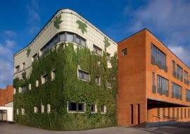 Widok na budynek szkoły i fragment sali gimnastycznej