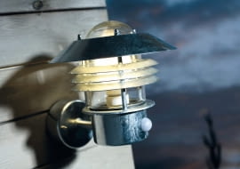 latarnia ścienna z czujnikiem zmierzchu i czujnikiem ruchu (zasięg 8 m), ok. 180 zł, Jula