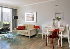 Kreatywne projektantki oraz gospodarze, którzy gotowi byli zaakceptować najbardziej szalone pomysły na wykończenie wnętrza. dzięki takiej współpracy udało się w tym mieszkaniu spełnić każdą zachciankę. i projektantek, i właścicieli. <BR /> MIESZKANIE. W mieszkaniu dominują chłodne kolory: szary, biały i czarny. Nawet dąb na podłodze ma szary odcień; ściany pomalowano popielatą farbą, uzyskaną po zmieszaniu białej i czarnej.