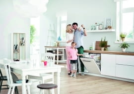 DUŻA KUCHNIA to idealne miejsce do przyjemnego spędzania czasu z bliższą i dalszą rodziną, a także z przyjaciółmi. Warto ją urządzić tak, by zapewniała dobry nastrój. Stworzą go na pewno wygodny stół, jasne naturalne barwy, zabawne akcesoria i... idealny ład.