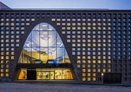 Biblioteka uniwersytecka w Helsinkach zaprojektowana przez duet architektów Anttinen i Oiva.