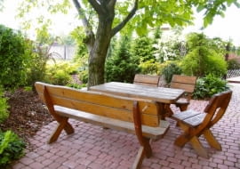 Stół ogrodowy w cieniu orzecha. Tu właściciele najchętniej odpoczywają w upalne dni.