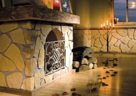 Kominek może być wykończony kamieniem dekoracyjnym