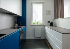 Mała kuchnia z oknem na środku