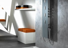 PP/SPACE 150 Panel natryskowy z baterią termostatyczną, deszczownicą i hydromasażem (cztery dysze). Szklany panel (30×150 cm) zasłania baterię, słuchawkę i dwie półeczki. 5702 ZŁ