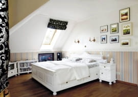 Na pierwszy rzut oka - jednorodny stylistycznie wystrój. Jednak uważny obserwator dostrzeże kompromisowe podejście gospodarzy. Na przykład porcelanowy świecznik w kształcie aniołka zdradza gust pani domu, a prosty budzik, płyta Milesa Davisa oprawiona w czarną ramę i sprzęt grający świadczą o zainteresowaniach jej męża.