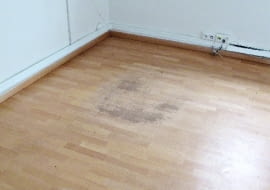 Podłoga z paneli drewnianych zniszczona przez kółka fotela obrotowego