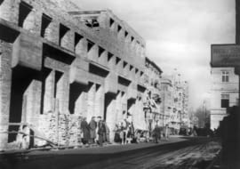 Skrzyżowanie ul. Nowy Świat z ul. Chmielną, 1948