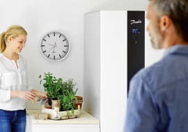 Większość gruntowych pomp ciepła jest od razu wyposażona w odpowiedni system sterowania - zazwyczaj jest w nim automatyka pogodowa