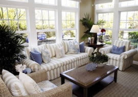 Okna w prostopadłych ścianach gwarantują dobre światło i wrażenie przestronności wnętrza