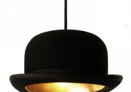 Spragnieni światła w listopadowej ciemności garniemy się do lamp... A czy zdajemy sobie sprawę, co nad nami zawisło? W najprostszym razie - cylinder albo melonik. <br /> LAMPY. Jeeves to niezwykła lampa wisząca projektu Brytyjczyka, Jake'a Phippsa. 880 zł, amandus.pl