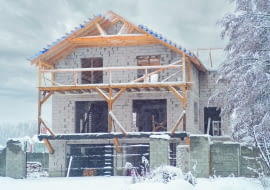 Budowa domu bywa najważniejszą i największą inwestycją w życiu, dlatego trzeba się do niej dobrze przygotować – również pod względem terminów.