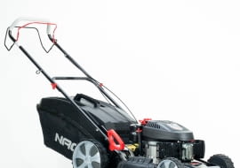 WYPRZEDAŻ!: Kosiarka spalinowa NAC, S530VHY X, NOWA CENA: 1 399zł, stara cena: 1 599zł (OSZCZĘDZASZ 200zł!), waga: 43,2kg, typ silnika: spalinowy, rodzaj korpusu: stal, szerokość robocza: 53cm, pojemność kosza: 75l, napęd: tak, pojemność silnika: 200cm3, model silnika: T675 OHV, gwarancja: 2 lata. Do kupienia w sklepach PRAKTIKER.