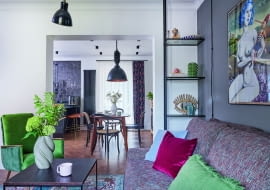 Główny pomysł na wystrój wnętrz domu polega na płynnym przenikaniu się nowych elementów ze starymi: odziedziczonym kredensem, lampami z okresu PRL i takich, które nawiązują stylem do dawnych lat – jak na przykład krzesła producenta Fameg przy stole.