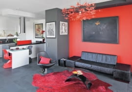 Azja, jej kultura, krajobrazy i kolory, to największa pasja gospodarzy. Stała się również źródłem inspiracji podczas urządzania mieszkania. Każde pomieszczenie kojarzy się z inną częścią tego kontynentu. <BR /> MIESZKANIE. Wystrój pokoju i kuchni nawiązuje do wspomnień z Chin. Czarna kanapa i obraz kontrastują z tłem - ścianą pomalowaną na mocny odcień czerwieni (jak w Zakazanym Mieście). Do tego czerwone akcenty: chińska poduszka z frędzlami, szezlong i lampa złożona ze stu papierowych żurawi (origami zrobione przez właścicielkę).